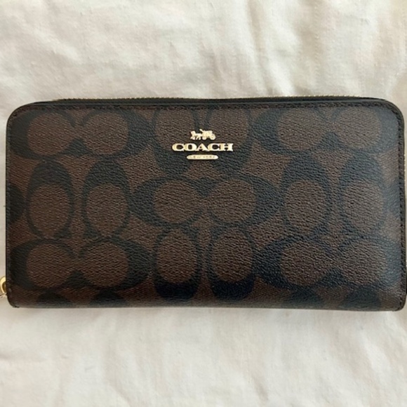 Coach Zip Wallet in Signature Canvas - LIKE NEW! - Picture 1 of 1